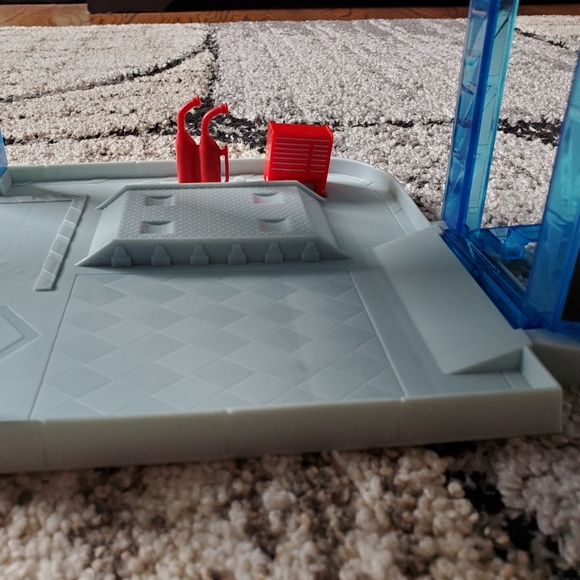 Disney Pixar Cars Piston Cup Garage Playset and 3 Pixar Cars - Picture 9 of 16